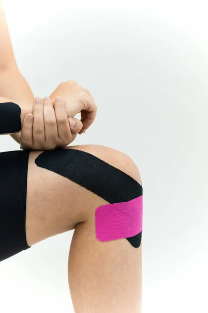 Aplicación de cinta kinesiológica en articulación de rodilla como insumo de soporte articular y cuidado funcional cotidiano